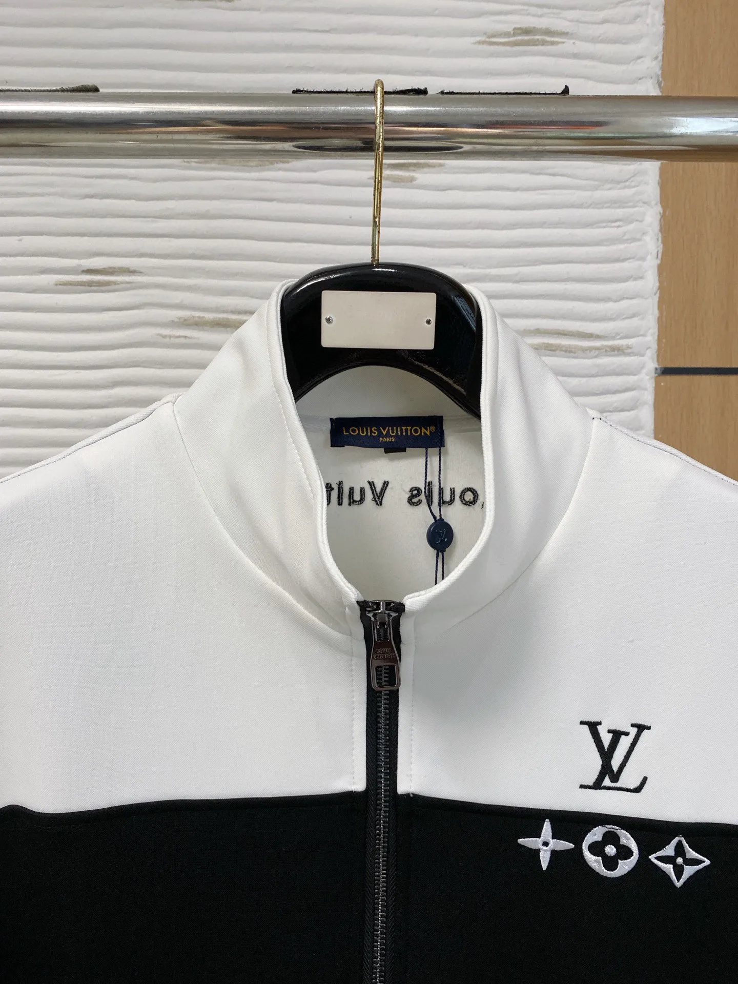 🅿️720 [LV Louis Vuitton] hot-selling suit is coming. Focus on the original version of the official website. 2025 new hot-selling cardigan and sweatshirt suit. The original order is the best. 🇭🇰The meticulous work of top designers. It has a fitting and perfect upper body effect. All-natural high-quality Tencel Roman cotton 100%, close-fitting comfort, noble and elegant! Original hardware embodies elegance and nobility! Counter size: M-3XL (maximum wear up to 190 pounds)
